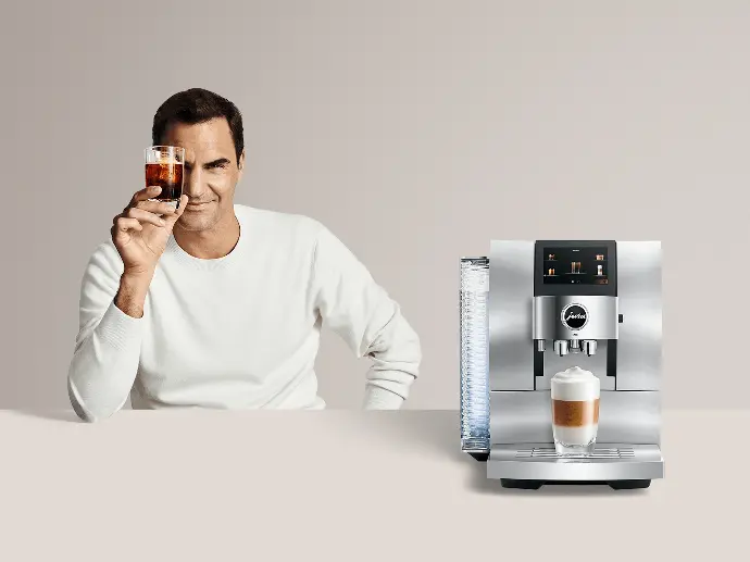Roger Federer met een Jura koffiemachine.
